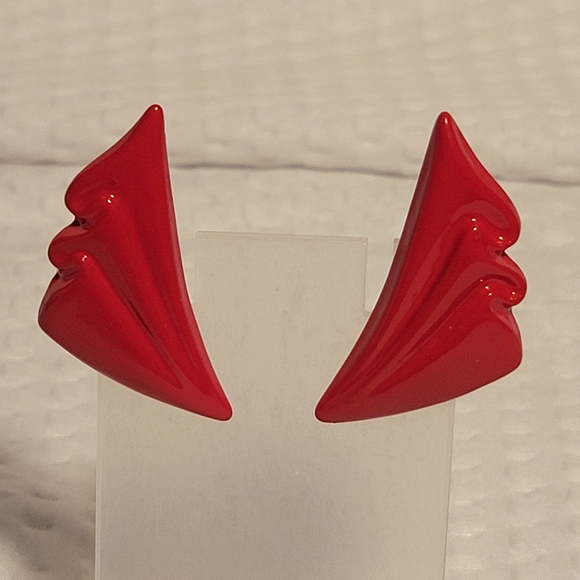 Retro Acrylic Clip On Earrings Red Wavy Glossy 80s Vintage - Picture 1 of 10